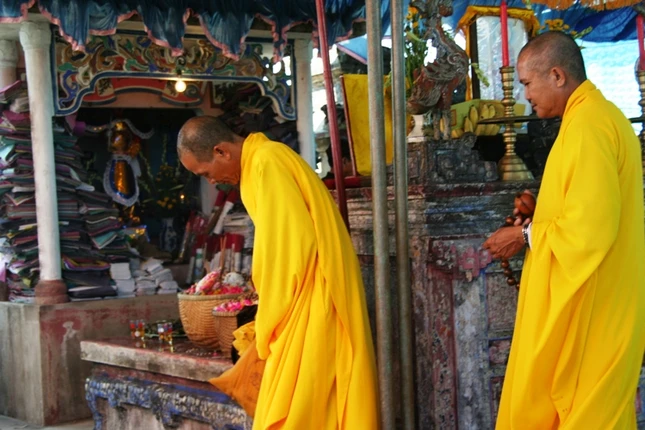 Cả làng lên núi tế cô hồn ảnh 4