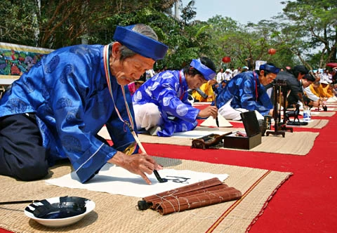 Thư pháp Việt thu hút mọi thành phần tham gia từ nam phụ, lão ấu nên tính phổ biến trở nên rộng rãi. Ảnh: Trung Kiên