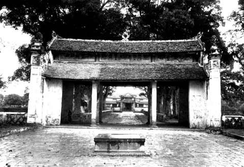 Tam quan nội và phương đình bát giác