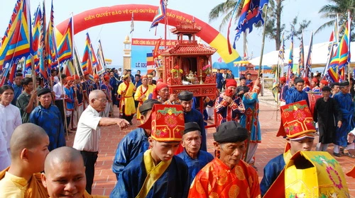 Đông đảo nhân dân nô nức đến đình làng An Vĩnh để chứng kiến cảnh rước vị các hùng binh Hoàng Sa - Ảnh: Đăng Nam