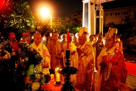 Các sư thầy trong lễ tế nghĩa sĩ đã vị quốc vong thân tại Di tích lịch sử Quốc gia Nghĩa trủng Hòa Vang  UBND quận Cẩm Lệ, TP Đà Nẵng