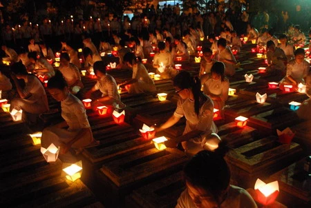 Hàng ngàn em học sinh trên địa bàn cũng tham dự lễ thắp nhan để tưởng nhớ các vị quốc vong thân tại nghĩa trang