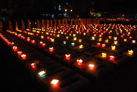 Hàng ngàn nến hương được thắp sáng 