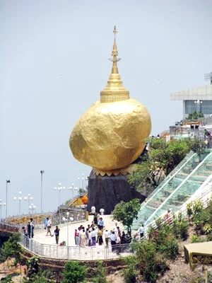 Gold Rock - điều kỳ diệu khó tin thứ hai của Phật giáo nước này