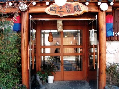 Trước cửa nhà hàng truyền thống trong khu ẩm thực