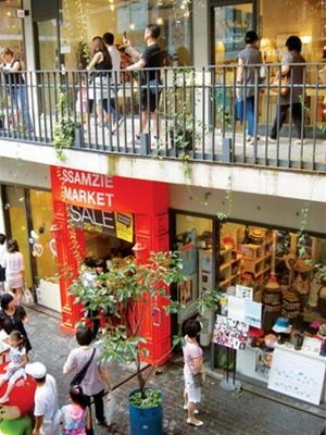 Khu vực các shop bán nội thất và nhà sách