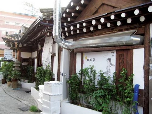 Dãy nhà kiến trúc cổ khu ẩm thực