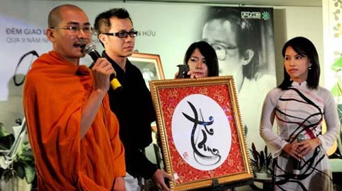 Đấu giá bức thư pháp chữ “Tâm” của sư Thạch Vũ - Ảnh: Q.minh