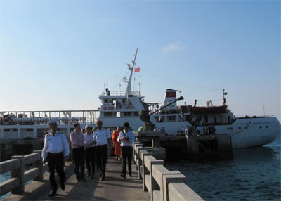 Đem hơi ấm quê hương, tình nghĩa đồng bào đến với Trường Sa ảnh 2