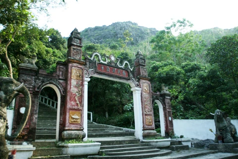 Đền Tiên Ông nằm ở lưng chừng núi, ngôi đền được chia thành 5 gian nhà khách, 3 gian thờ tổ.