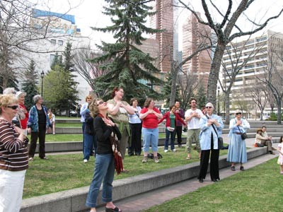 Yoga cười ảnh 2