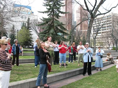 Yoga cười ảnh 2