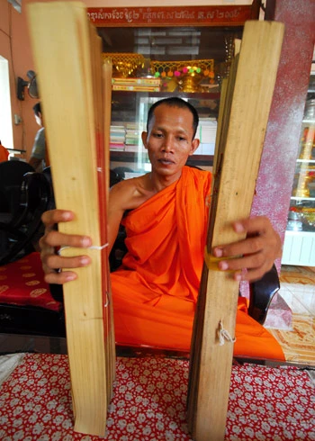 Những bộ kinh lá được lưu giữ tại chùa XvayTon mà không bị mối mọt hay phai màu nhờ kỹ thuật xử lý công phu. Ảnh: Gia Bảo