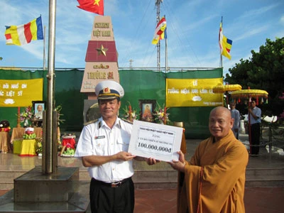 Lễ tưởng niệm anh linh các liệt sĩ tại quần đảo Trường Sa ảnh 11 Lễ tưởng niệm anh linh các liệt sĩ tại quần đảo Trường Sa ảnh 11