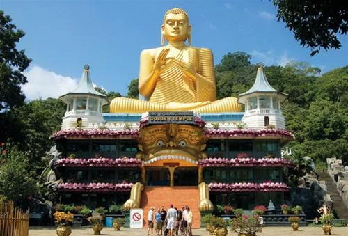 Tượng Phật ngồi ở chùa Vàng