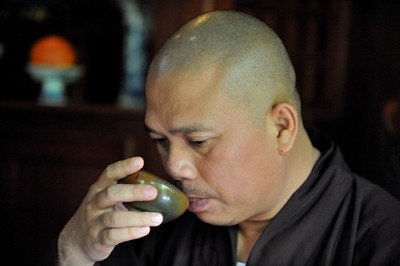 Thầy Thích Tâm Mãn trong mật thất nhà chùa. Ảnh: Việt Văn. Thầy Thích Tâm Mãn trong mật thất nhà chùa. Ảnh: Việt Văn.