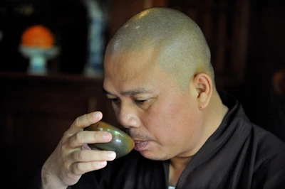 Thầy Thích Tâm Mãn trong mật thất nhà chùa. Ảnh: Việt Văn.