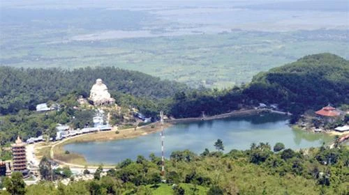 Từ vồ Bò Hông nhìn toàn cảnh núi Cấm với tháp chùa Vạn Linh (bìa trái) và tượng Phật Di Lặc cao 33,6m - Ảnh: Trần Thế Dũng