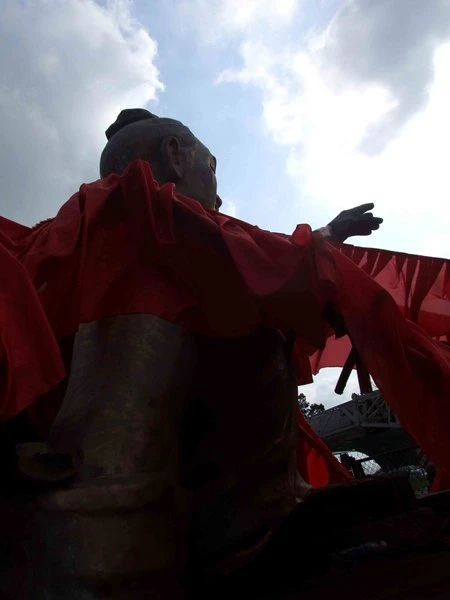 Tượng đài Thánh Gióng là tượng đài bằng đồng lớn nhất Việt Nam, có trọng lượng  85 tấn đồng nguyên chất và có chiều cao là 11,07m