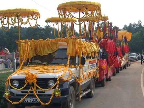 Đoàn xe rước tượng Thánh Gióng được trang trí lộng lẫy để buổi rước được trang nghiêm và thành kính