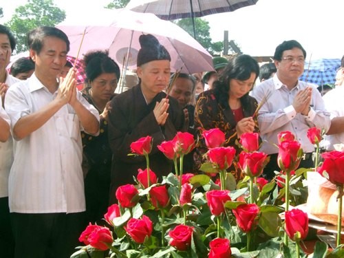 Làm lễ thắp hương trước khi rước tượng Thánh Gióng lên đỉnh núi đá Chồng Làm lễ thắp hương trước khi rước tượng Thánh Gióng lên đỉnh núi đá Chồng