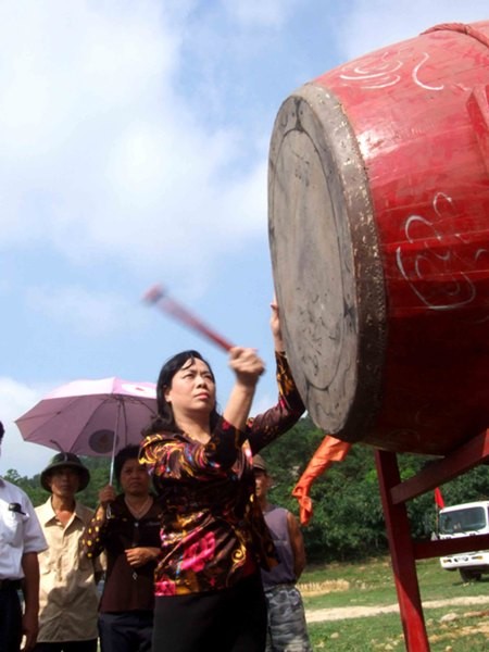 Đại diện lãnh đạo TP. Hà Nội, Phó Chủ tịch UBND TP Ngô Thị Thanh Hằng đánh hồi trống để bắt đầu lễ rước Đại diện lãnh đạo UBND thành phố Hà Nội phó chủ tịch bà NgôThị Thanh Hằng đánh hồi trống để bắt đầu lễ rước