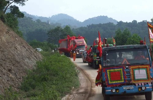 Đoàn xe chở tượng Thánh Gióng đang tiến gần tới đỉnh núi đá Chồng