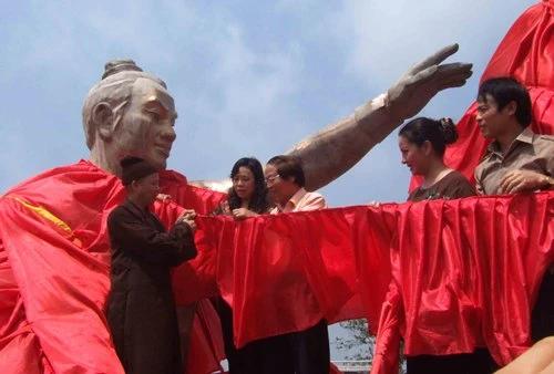 Thượng toạ Thích Thanh Quyết cùng lãnh đạo thành  phố làm lễ cắt  băng treo trên tượng đài Thánh Gióng và hoàn thành lễ rước