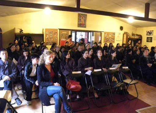 Người Việt tại Ba Lan đón mừng Phật đản PL.2554 ảnh 1 dlpd khach tham du 01.jpg - 52.64 Kb