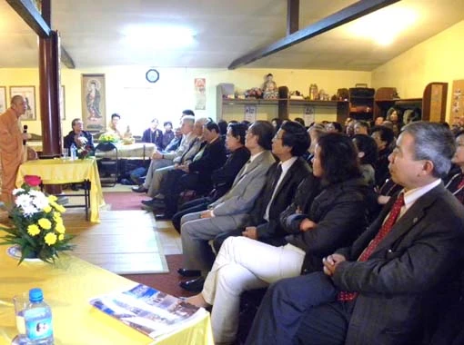 Người Việt tại Ba Lan đón mừng Phật đản PL.2554 ảnh 2 dlpd khach tham du.jpg - 51.58 Kb