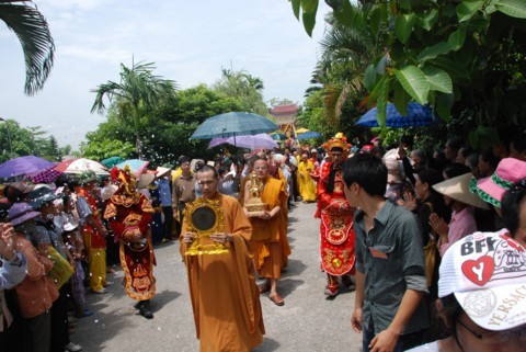 Ninh Bình: Đại lễ Phật đản và cung nghinh Xá lợi Phật về Tổ đình Kim Liên (chùa Đồng Đắc) ảnh 17 Ninh Bình: Đại lễ Phật đản và cung nghinh Xá lợi Phật về Tổ đình Kim Liên (chùa Đồng Đắc) ảnh 17