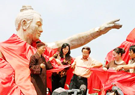 Tượng đài Thánh Gióng đang được lắp ráp. Ảnh: Q.Đ.