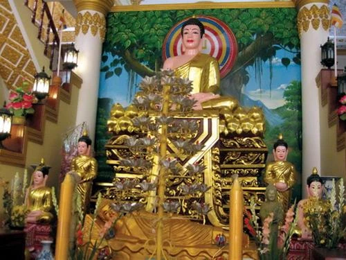 Tượng Phật Thích Ca trong chính điện ở tầng hai