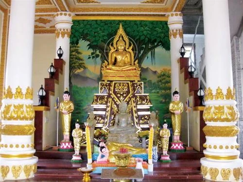 Đức Bổn sư trong chính điện ở tầng ba