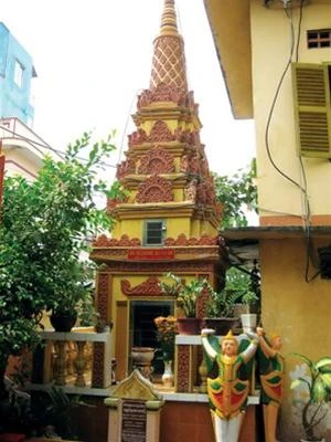 Ngôi tháp trong khuôn viên chùa