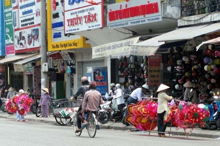 Đèn lồng xuống phố