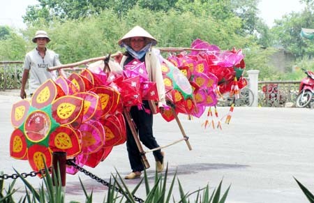 Giữa cái nắng chói chang những gánh đèn lồng nhịp nhàng giữa phố.