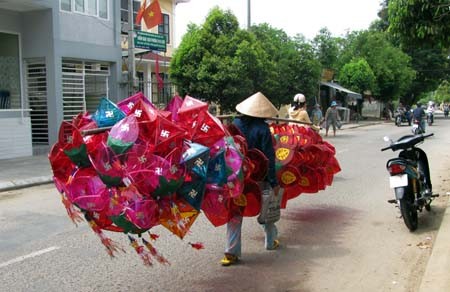 Mỗi gánh đèn có đến hàng trăm cái lớn nhỏ đủ màu sắc