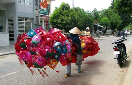 Mỗi gánh đèn có đến hàng trăm cái lớn nhỏ đủ màu sắc