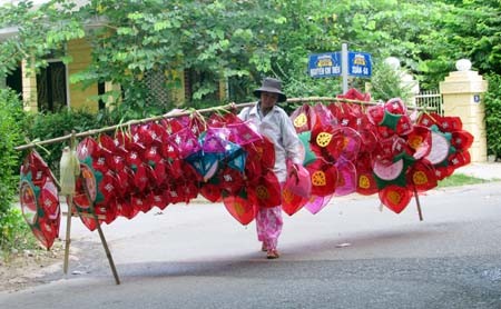 Để gánh đèn lồng khi dừng lại bán cho khách không bị hoảng, phải làm hai đầu bốn cái chân.