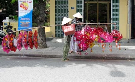 Dừng lại cho khách xem đèn