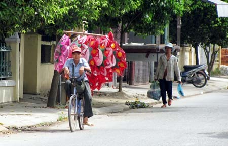 Dùng xe đạp để chở đèn đi bán