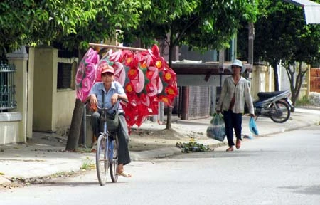 Dùng xe đạp để chở đèn đi bán