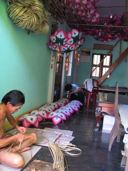 Đèn được treo đầy nhà nhưng vẫn làm tiếp, anh Hùng và ông Hoàng nói: 