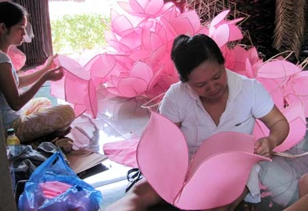 Ngoài đèn truyền thống làm bằng giấy, bao bóng thì nay ở xóm đèn lồng sản xuất theo đơn đặt hàng đèn lồng bằng vải