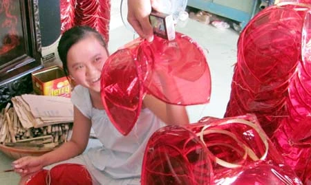 Làm đèn lồng không mệt mô, khỏe lắm. "Từ khi em sinh ra đã thấy ông bà làm rồi, lớn lên được cha mẹ bày cho và năm mô em cũng giúp cha mẹ làm", em Nguyễn Thị Thanh Hà kể