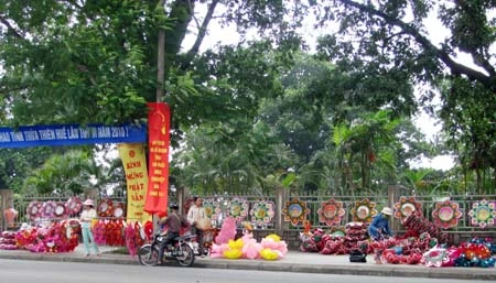 Chỉ còn mấy ngày nữa là ngày kỷ niệm Đức Phật đản sanh nhưng đường Trần Hưng Đạo đã đầy đủ các loại đèn lồng khác nhau. Đèn lồng loại nhỏ từ 6.000 đến 8.000 đồng/cái, loại lớn từ 30.000 đến 55.000 đồng/cái...