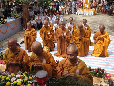 Chư Tôn đức niêm hương lễ Phật.jpg