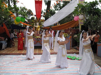 Chương trình văn nghệ ca múa cúng dường Phật đản.jpg