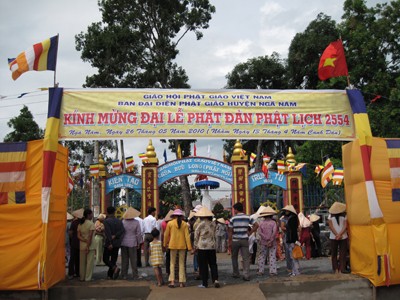 Cổng lễ đài Phật đản.jpg